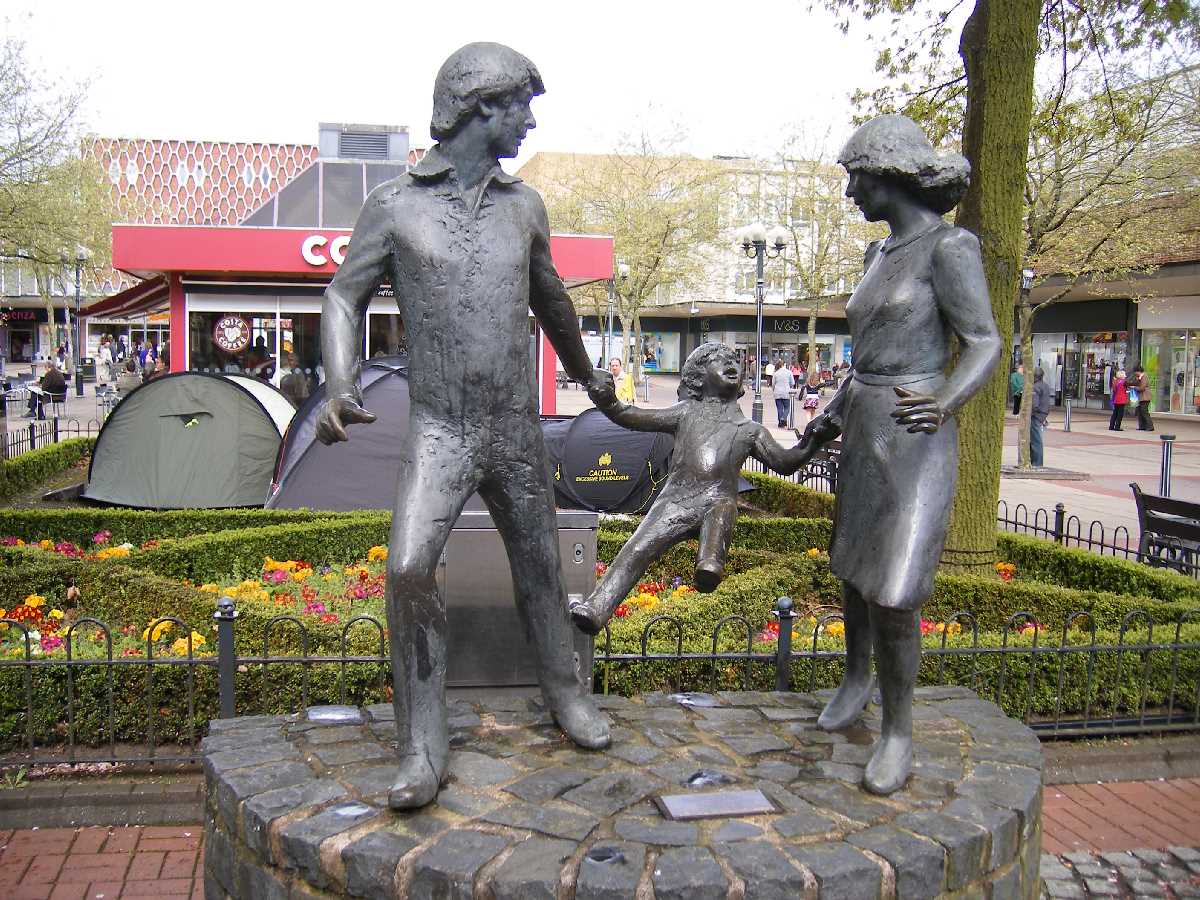 Family Outing statue in Solihull